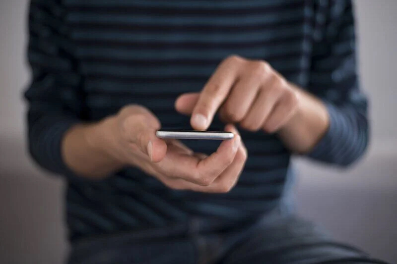 Man holding smartphone.