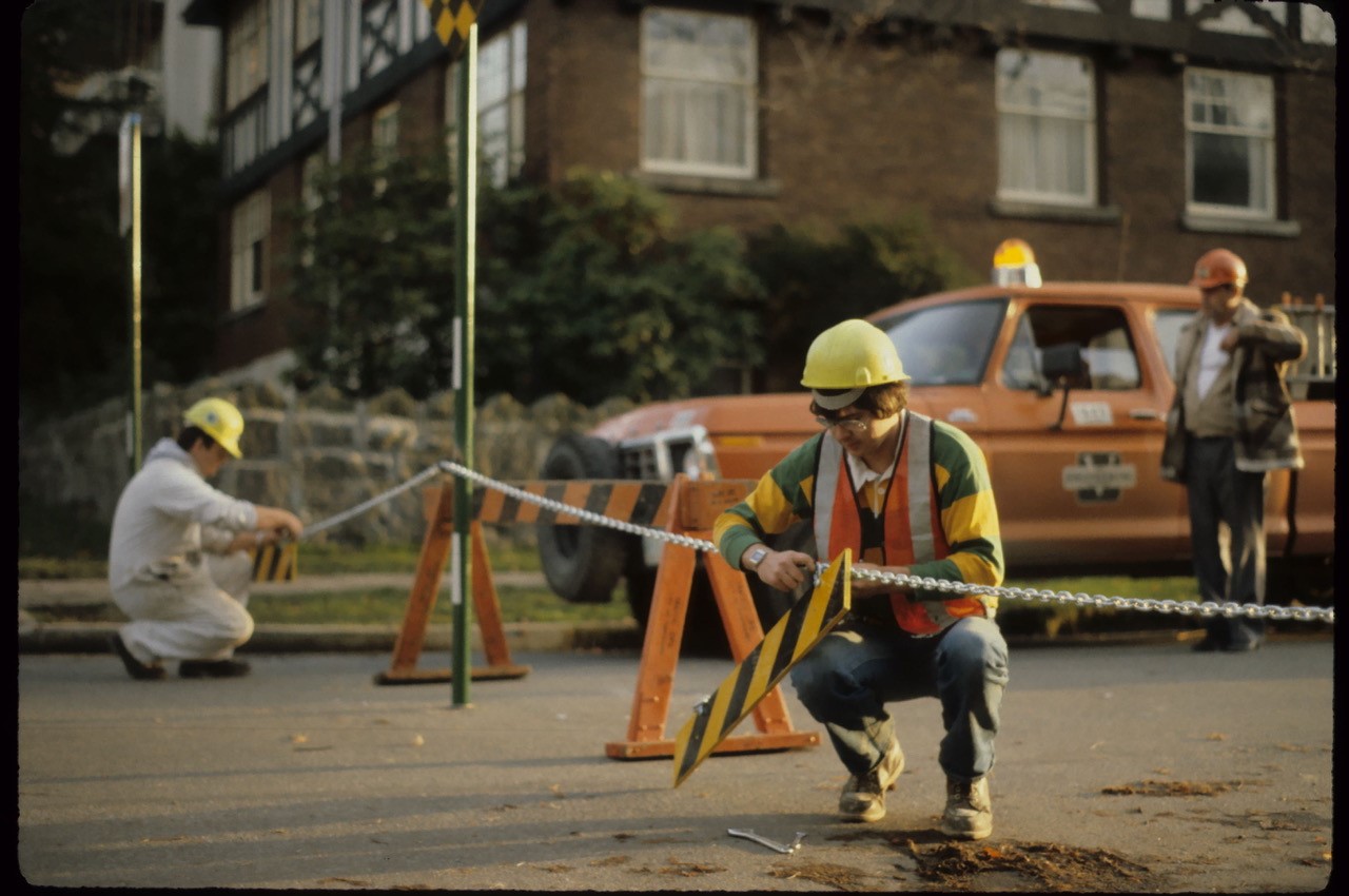 Barricades going up in the West End in November 1981. Credit: Aaron Chapman